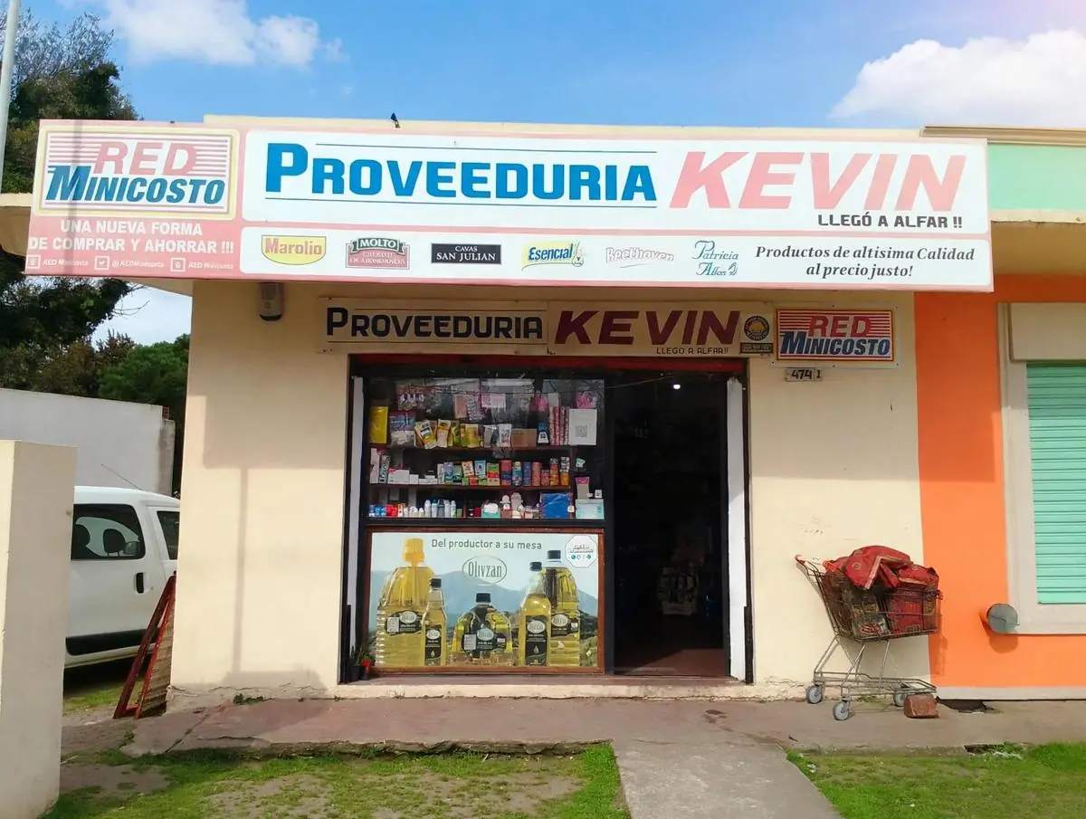 Fachada real Proveeduría Kevin Alfar